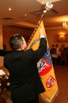 Prezes Zarządu NRZHiU Pan Zbigniew Jarzyna przybija symboliczne gwoździki do sztandaru